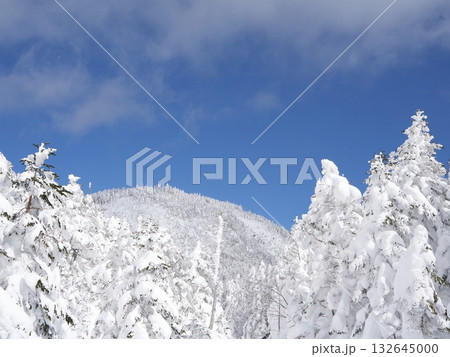 北八ヶ岳の雪山パノラマ｜晴天の青空・太陽・ロープウェイ 132645000