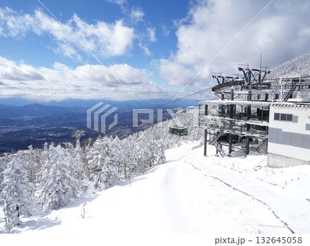 北八ヶ岳の雪山パノラマ｜晴天の青空・太陽・ロープウェイ 132645058