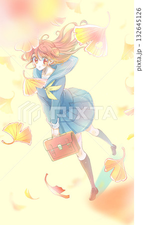 歩いて見上げる女子学生　セーラー服　イチョウ 132645126