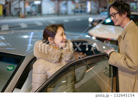 車から降りる女性　ドライブ　カップル 132645154