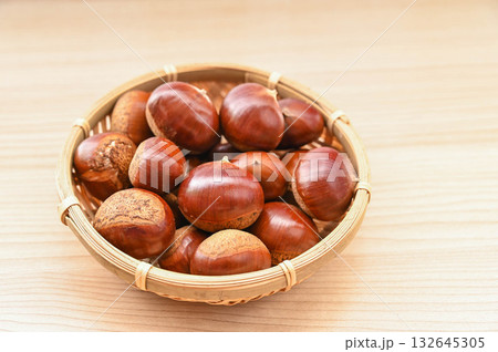 籠に盛った生栗 132645305