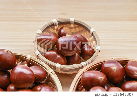 籠に盛った生栗 籠に盛った生栗 132645307