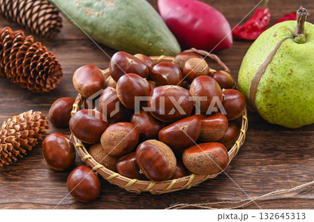 山盛りの栗 132645313