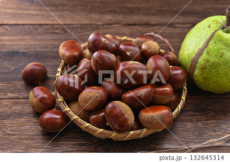 山盛りの栗 山盛りの栗 132645314