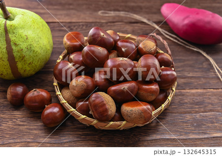 山盛りの栗 132645315