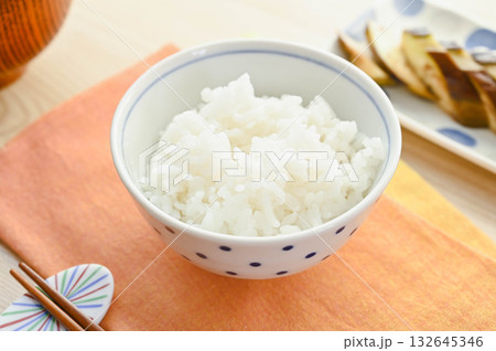 茶碗に盛ったご飯 132645346