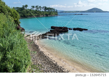 離島の白浜ビーチ「世界遺産」の青い海 132645715