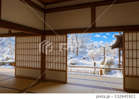 天龍寺 曹源池庭園 大方丈 雪景色 天龍寺 曹源池庭園 大方丈 雪景色 132645921