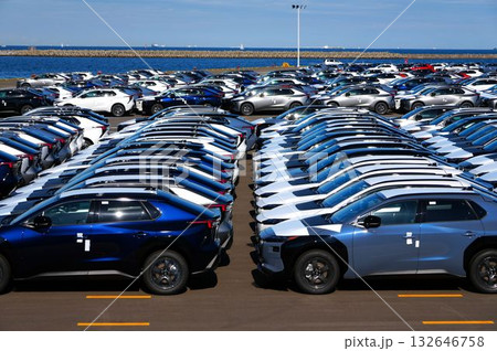 港で出荷を待つ車の列 132646758