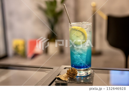 ブルーハワイのモクテル・おしゃれなバーの一杯 ブルーハワイのモクテル・おしゃれなバーの一杯 132646928