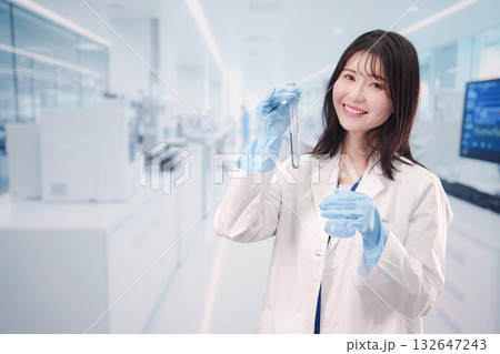 実験室で試験管の薬品を扱う若い女性 実験室で試験管の薬品を扱う若い女性 132647243