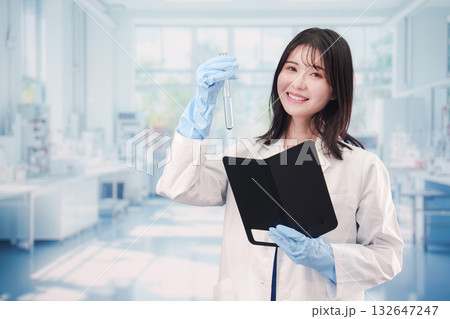 実験室で試験管の薬品を扱う若い女性 132647247