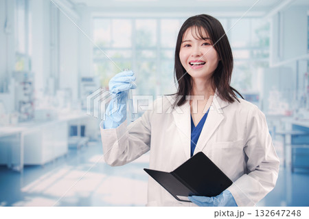実験室で試験管の薬品を扱う若い女性 実験室で試験管の薬品を扱う若い女性 132647248