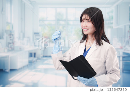 実験室で試験管の薬品を扱う若い女性 実験室で試験管の薬品を扱う若い女性 132647250