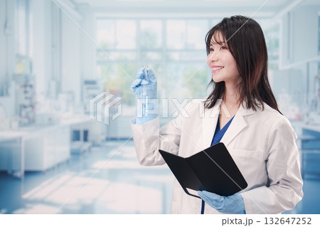 実験室で試験管の薬品を扱う若い女性 132647252