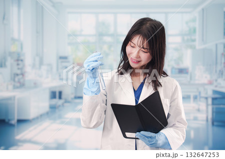 実験室で試験管の薬品を扱う若い女性 132647253