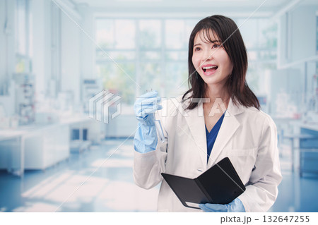 実験室で試験管の薬品を扱う若い女性 実験室で試験管の薬品を扱う若い女性 132647255