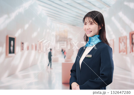 美術館・博物館で働く若い女性 132647280