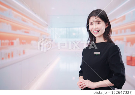 コスメストアで接客をする若い女性店員 132647327