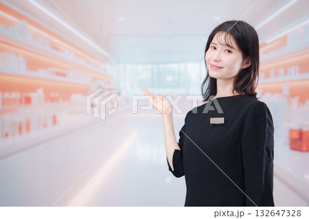 コスメストアで接客をする若い女性店員 コスメストアで接客をする若い女性店員 132647328