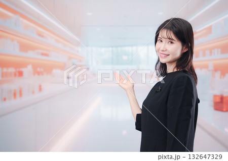 コスメストアで接客をする若い女性店員 コスメストアで接客をする若い女性店員 132647329