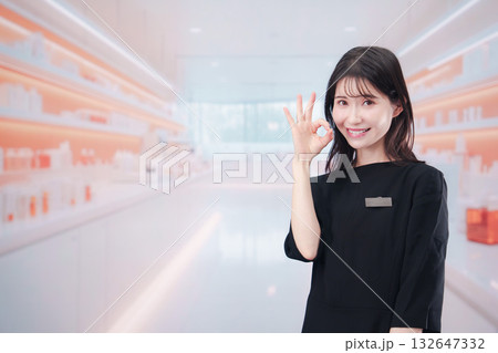 コスメストアで接客をする若い女性店員 コスメストアで接客をする若い女性店員 132647332