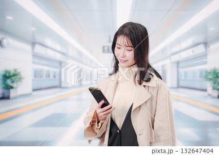 地下鉄でお出かけをする若い女性 地下鉄でお出かけをする若い女性 132647404