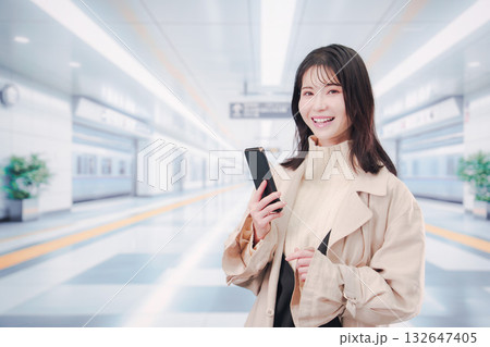 地下鉄でお出かけをする若い女性 地下鉄でお出かけをする若い女性 132647405