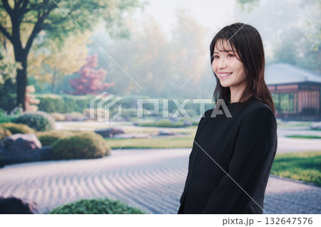 喪服を着て葬儀に参列する若い女性 132647576