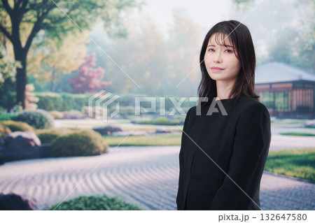 喪服を着て葬儀に参列する若い女性 132647580