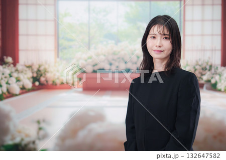 喪服を着て葬儀に参列する若い女性 132647582