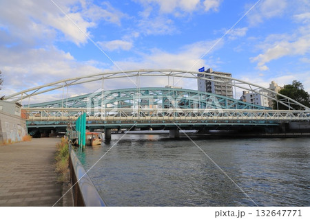 千住隅田川テラスから見る風景（千住大橋と千住水管橋） 132647771