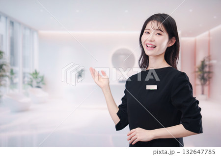 サロンで働く若い女性のスタッフ 132647785