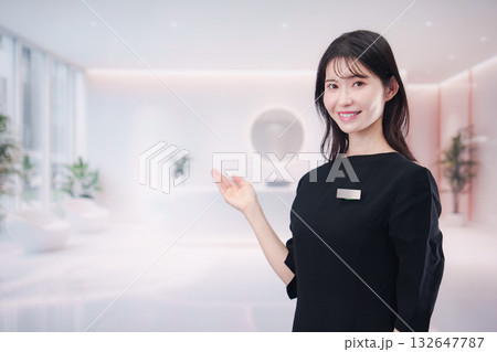 サロンで働く若い女性のスタッフ 132647787