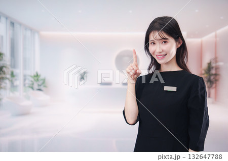 サロンで働く若い女性のスタッフ 132647788