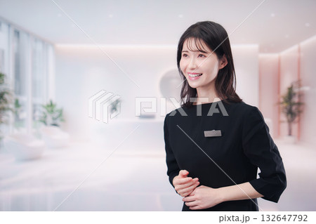 サロンで働く若い女性のスタッフ 132647792