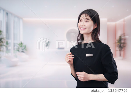 サロンで働く若い女性のスタッフ サロンで働く若い女性のスタッフ 132647793