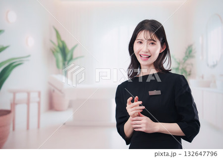 サロンで働く若い女性のスタッフ サロンで働く若い女性のスタッフ 132647796