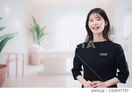 サロンで働く若い女性のスタッフ サロンで働く若い女性のスタッフ 132647797