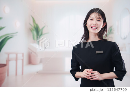 サロンで働く若い女性のスタッフ 132647799