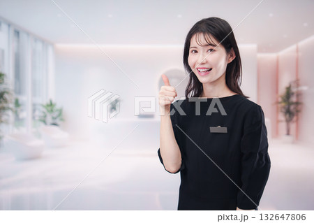 サロンで働く若い女性のスタッフ 132647806