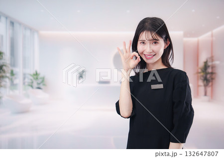 サロンで働く若い女性のスタッフ 132647807