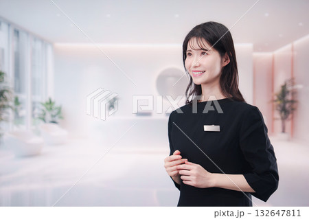 サロンで働く若い女性のスタッフ 132647811
