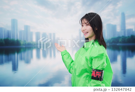 街頭で案内をする女性のイベントスタッフ 132647842