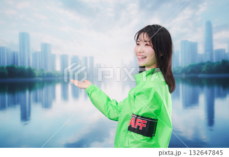 街頭で案内をする女性のイベントスタッフ 132647845