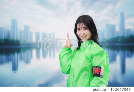 街頭で案内をする女性のイベントスタッフ 132647847