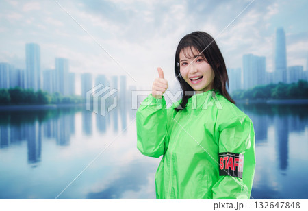 街頭で案内をする女性のイベントスタッフ 132647848