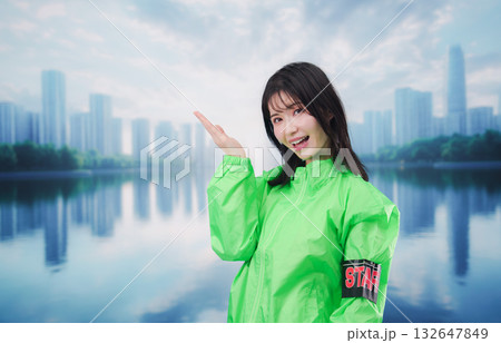 街頭で案内をする女性のイベントスタッフ 132647849