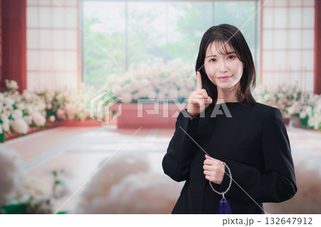 お葬式で喪服を着て数珠を持つ若い女性 お葬式で喪服を着て数珠を持つ若い女性 132647912
