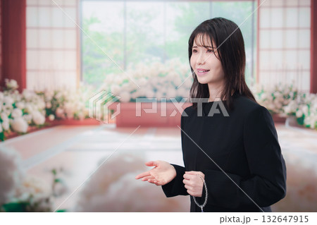 お葬式で喪服を着て数珠を持つ若い女性 お葬式で喪服を着て数珠を持つ若い女性 132647915